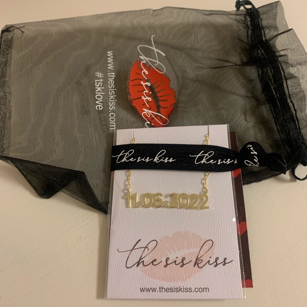 The Sis Kiss Date Necklace
